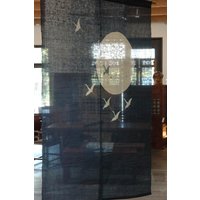 Handgenähter Türvorhang Aus Reinem Leinen. Fliegende Kraniche Auf Blau. | We05-30 90cm B X 155cm L Handgenähter Türvorhang Aus Reinem Leinen. Fliegende Kraniche Auf Blau. | We05-30 90cm B X 155cm L von EasternClassic