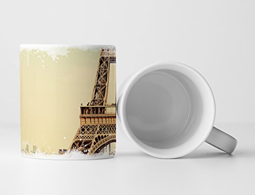 Eau Zone Fotokunst Tasse Geschenk Architekturfotografie – Eiffelturm in Paris im Retro Stil von Eau Zone