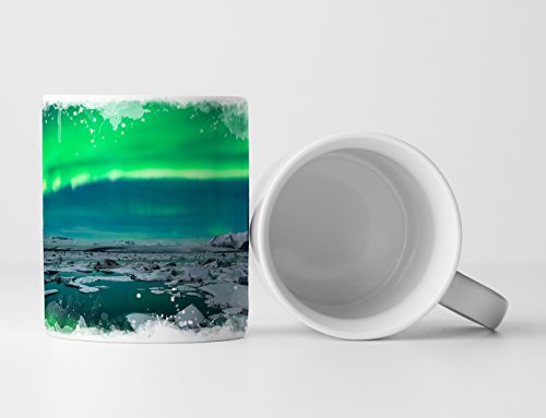 Eau Zone Fotokunst Tasse Geschenk Landschaftsfotografie – Nordlicht bei der Gletscherlagune Jokulsarlon Island. von Eau Zone