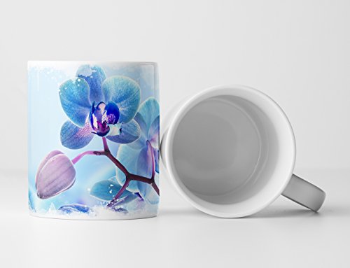 Eau Zone Fotokunst Tasse Geschenk Naturfotografie – Pastellblaue Orchideen von Eau Zone
