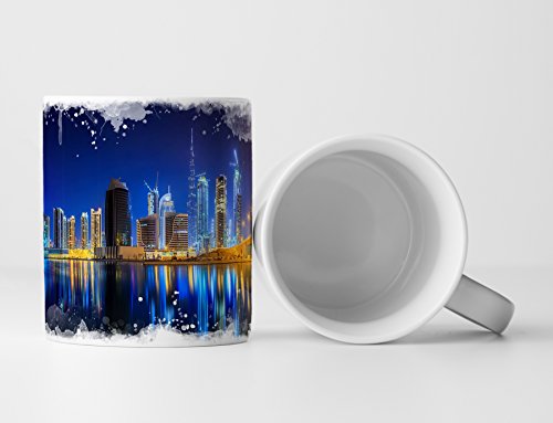Eau Zone Fotokunst Tasse Geschenk Panorama von Dubai – Fotografie bei Nacht von Eau Zone