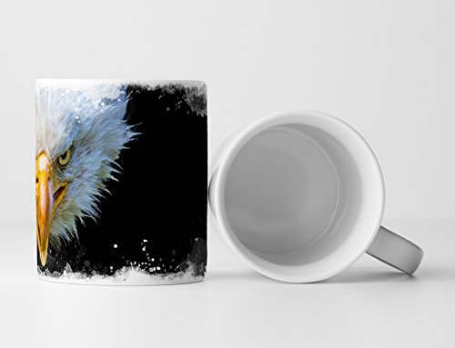 Eau Zone Fotokunst Tasse Geschenk Tierfotografie - Adler vor Schwarzem Hintergrund von Eau Zone