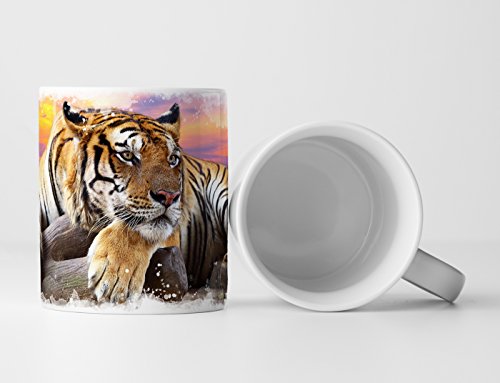 Eau Zone Fotokunst Tasse Geschenk Tierfotografie – Liegender Tiger vor Buntem Himmel Eau Zone Fotokunst Tasse Geschenk Tierfotografie – Liegender Tiger vor Buntem Himmel von Eau Zone