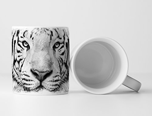 Eau Zone Fotokunst Tasse Geschenk Tierfotografie – Porträt eines weißen bengalischen Tigers schwarz weiß von Eau Zone