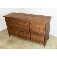 Massives Nussbaum Holz Kommode Mid Century Moderne Anrichte von EbenusFurniture