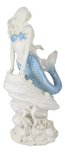 Ebros Gift Nautische Meerjungfrau Aqua Blue Tail Meerjungfrau Sitzend On Sea Rock Figur 29,2 cm H Ozean Aquamarin Prinzessin Arielle mit Korallenriff Dekorative Statue als nautische Strandküste von Ebros Gift