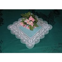 Häkelpatchwork Deckchen in Weiß-Grün von EchteHandarbeiten