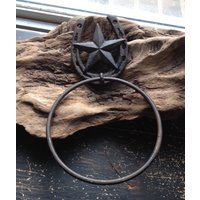 2 Gusseisen Handtuch Ringhalter Handtuchhaken Western Cowboy Dekor Texas Star & Hufeisen Badeanhänger Hütte Rustikaler Wandhaken Set Von Zwei von EclecticCabinetKnobs