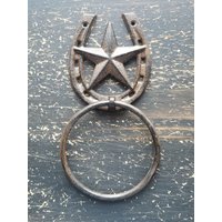 Gusseisen Handtuch Ringhalter Handtuchhaken Western Cowboy Dekor Texas Star & Hufeisen Bad Leuchte Cabin Decor Rustikal Wandhaken von EclecticCabinetKnobs