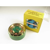 Vintage 1970/1980Er Uhrwerk Wecker - Grün Retro Europa-Uhren "Fantasy' 2 Schmucksteine Mit Rollenspiel von EclekticTreasures