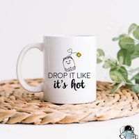 Drop It Like It's Hot Kaffee Oder Tee Tasse, Teetasse, Tee-Liebhaber Geschenk, Lustiges Koffein-Liebhaber-Trinker Geschenk Drop It Like It's Hot Kaffee Oder Tee Tasse, Teetasse, Tee-Liebhaber Geschenk, Lustiges Koffein-Liebhaber-Trinker Geschenk von EclipseMugs