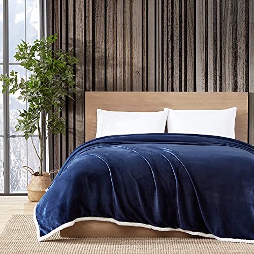 Eddie Bauer Ultra-Plush Kollektion Überwurfdecke – wendbarer Sherpa-Fleece-Bezug, weich und gemütlich, perfekt für Bett oder Couch, Doppelbett/Queensize, Blau von Eddie Bauer