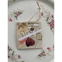 Handmade Wandschmuck Aus Ton. Schatzi Is King. Collage. Papier. Spruch. Schreibmaschine. Vintage. Original. Unikat. Wandbehang. Vintage Deko von EdelasPapierfabrik