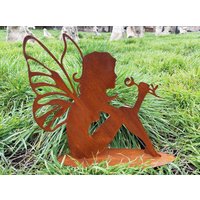 Edelrost Elfe Riecht Am Blume 40x38cm Auf Platte Gartendeko Rost Figur Metallfigur Wetterfest Gartenelfe Gartenfee Fee Engel von Edelrostwelt