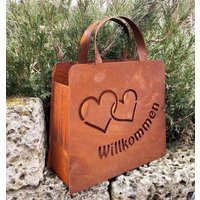 Edelrost Handtasche Willkommen Mit 2 Herzen 32x37cm Tasche Zum Bepflanzen Rost Pflanztasche Blumentopf Windlicht Gartendeko Rostig Edelrost Handtasche Willkommen Mit 2 Herzen 32x37cm Tasche Zum Bepflanzen Rost Pflanztasche Blumentopf Windlicht Gartendeko Rostig von Edelrostwelt