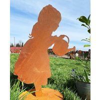 Edelrost Mädchen Luise Mit Gießkanne 80cm Auf Platte Gartendeko Wetterfest Rost Metall Rostfigur Gärtner Gartenfee Gärtnerin Rostige Deko von Edelrostwelt
