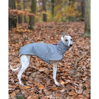 Warm Gefütterter Hundemantel Aus Reflektierendem Softshell Mit Klettverschluss Für Windhunde, Whippets, Galgos Und Ridgebacks Warm Gefütterter Hundemantel Aus Reflektierendem Softshell Mit Klettverschluss Für Windhunde, Whippets, Galgos Und Ridgebacks von EdelundSchnell