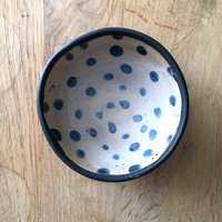 Handgemachte Polka Dot Keramik Schale Rustikale Tapas Schale von EeliArtStudio