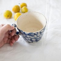 Made To Order Blau Weiß Große Tasse, Kaffee Tee Suppe Ramen Tasse Mit Griff, Handgemachte Bubble Muster Keramik, Große Hygge Blau von EeliArtStudio