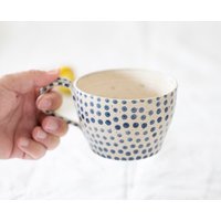 Made To Order Blau Weiß Große Tasse, Kaffee Tee Suppe Ramen Tasse Mit Henkel, Handgemachte Polka Dot Keramik, Große Hygge Blauem Muster von EeliArtStudio