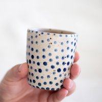 Made To Order Keramikbecher, Blau Weiße Becher, Handgefertigte Kaffeetassen, Gefäße Im Landhausstil, Einzigartige Nachhaltig Hergestellt von EeliArtStudio