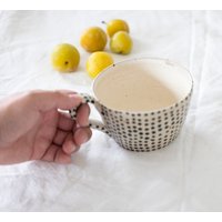 Made To Order Schwarz Weiß Große Tassen, Kaffee Tee Suppe Ramen Tasse Mit Griffen, Handgemachte Polka Dot Keramik, Große Hygge B/W Tassen von EeliArtStudio