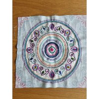 Abstrakte Bunte Mandala-Hand Bestickte Textilkunst von EfisArt