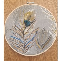 Blau Und Gold Feder Fertig Textil Hoop Wandkunst von EfisArt