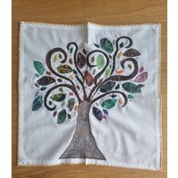 Handgestickter Baum Des Lebens Wandbehang Fiber Art Natur Collage von EfisArt