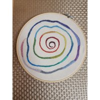 Regenbogen Hand Bestickte Hoop Kunst Beruhigende Spirale - Wandbehang von EfisArt