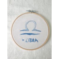 Waage Sternzeichen Hand Bestickter Rahmen Geschenk Zum Geburtstag von EfisArt