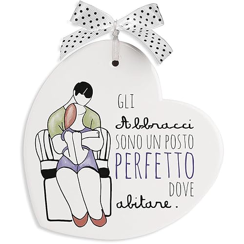 Egan Formelle Kollektion Gedanken & Worte. Weiße Keramikform mit Aufschrift Die Umarmungen sind ein perfekter Ort, um zu wohnen. Maße: 14 x 14 cm. Die Referenz ist 186003 Egan Formelle Kollektion Gedanken & Worte. Weiße Keramikform mit Aufschrift Die Umarmungen sind ein perfekter Ort, um zu wohnen. Maße: 14 x 14 cm. Die Referenz ist 186003 von Egan