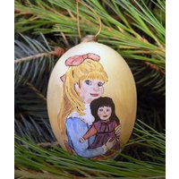 Handbemaltes Ornament, Mädchen Mit Puppe Handbemaltes Ornament, Mädchen Mit Puppe von EggshellART