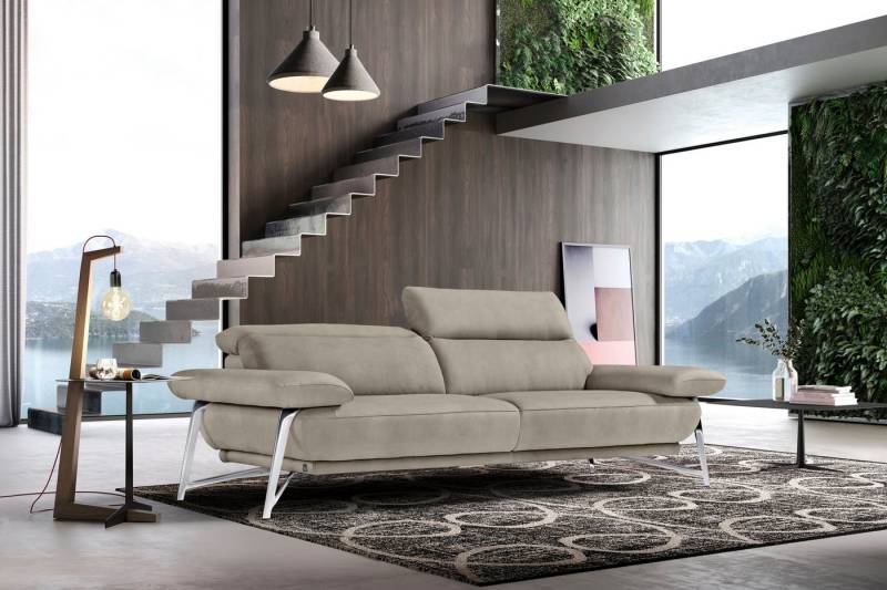 Egoitaliano 2,5-Sitzer Anais, Designsofa mit erstklassigem Sitzkomfort, Fußfarbe chrom, Kopfteil verstellbar, 232 cm, Luxus-Microfaser Lederoptik, opal grau von Egoitaliano