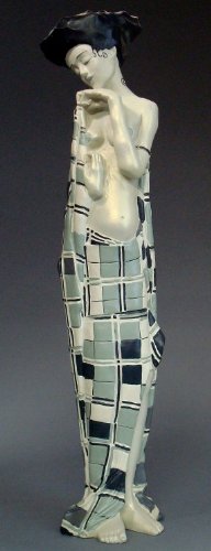 Skulptur - Gerti Schiele in kariertem Tuch - H 30 cm, Resin, Museumsshop Kollektion nach Egon Schiele #01 von Parastone