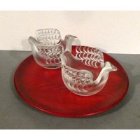 2 Windlichter Aus Glas "Birdy" Rosenthal Studio Line, Entwurf Lisa Larson, Schweden, Attraktiver Holzteller, Rot, Karl Holmberg, Schweden 2 Windlichter Aus Glas "Birdy" Rosenthal Studio Line, Entwurf Lisa Larson, Schweden, Attraktiver Holzteller, Rot, Karl Holmberg, Schweden von EifelSammelnJagen