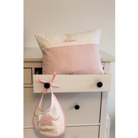 Feines Kinder-Kissen Streifen/Rosa-Weiß, Personalisiert von EigentumderKoenigin