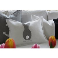 Leinen Kissen "Hop Along" Bunny-Hasen Freunde -Ostern von EigentumderKoenigin