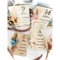 Gravur Holzschild Mit Trockenblumenstrauß Baby L Namen Geburtsdaten Personalisiert Kinder Geburt Laser Cut Geschenk von EineFreudeMachen
