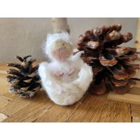 Handgefilztes Schneeflöckchen Kind Schneekind Winterkind Deko Jahreszeitentisch Winter Filzfigur Waldorfstil Schneeglöckchen Märchenwolle Handgefilztes Schneeflöckchen Kind Schneekind Winterkind Deko Jahreszeitentisch Winter Filzfigur Waldorfstil Schneeglöckchen Märchenwolle von EinzigARTigAquarell