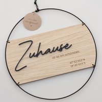 Personalisierter Türkranz Zuhause, Koordinaten, Adresse, Familie, Hochzeit, Holzkranz, Holzloop, Holzschild, Stahlring, Acryl, Zweilagig Personalisierter Türkranz Zuhause, Koordinaten, Adresse, Familie, Hochzeit, Holzkranz, Holzloop, Holzschild, Stahlring, Acryl, Zweilagig von Einzigoatig