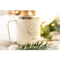 Thermobecher Weiß Matt Mit Henkel Und Lasergravur, Berge, See Sterne Wunschnamen, , Für Kaffeeliebhaber 350Ml, Travellove Thermobecher Weiß Matt Mit Henkel Und Lasergravur, Berge, See Sterne Wunschnamen, , Für Kaffeeliebhaber 350Ml, Travellove von EisenwaldManufaktur