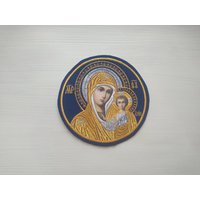 Applikation Der Heiligen Jungfrau - Liturgisch Gestickte Gewänderapplikationen Runder Ikonenpatch Maschinenstickikone Applikation Der Heiligen Jungfrau - Liturgisch Gestickte Gewänderapplikationen Runder Ikonenpatch Maschinenstickikone von EkklesiaStore
