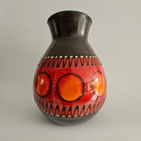 Eine Westdeutsche Fat Lava Vase Von Dumler & Breiden. Die Trägt Die Nummer 122/25. Dekor Konstanza Eine Westdeutsche Fat Lava Vase Von Dumler & Breiden. Die Trägt Die Nummer 122/25. Dekor Konstanza von Eksternest