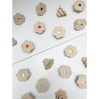 Bunte Möbelknöpfe Aus Holz in Blumenform | Farbige Schrankknöpfe & Schubladengriffe Für Kinderzimmer, Kommode Bunte Möbelknöpfe Aus Holz in Blumenform | Farbige Schrankknöpfe & Schubladengriffe Für Kinderzimmer, Kommode von ElalaDesign