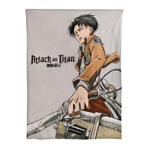 Elbenwald Attack on Titan Kuscheldecke mit Levi Ackermann Motiv - Stylische Tagesdecke für Anime Fans Herren Damen Unisex Mehrfarbig von Elbenwald