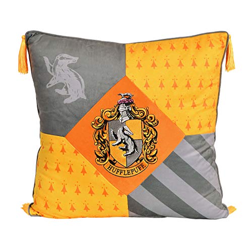 Elbenwald Harry Potter Kissen mit Quasten im Hufflepuff Design mit gesticktem Wappenpatch in den Hausfarben gelb grau 48 x 48 cm von Elbenwald