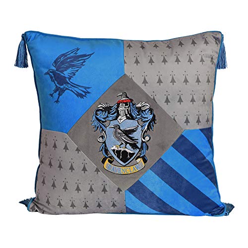 Elbenwald Harry Potter Kissen mit Quasten im Ravenclaw Design mit gesticktem Wappenpatch in den Hausfarben blau Silber 48 x 48 cm von Elbenwald