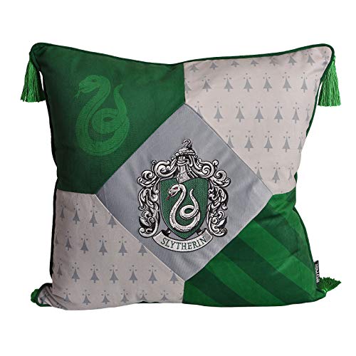 Elbenwald Harry Potter Kissen mit Quasten im Slytherin Design mit gesticktem Wappenpatch in den Hausfarben grün Silber 48 x 48 cm von Elbenwald