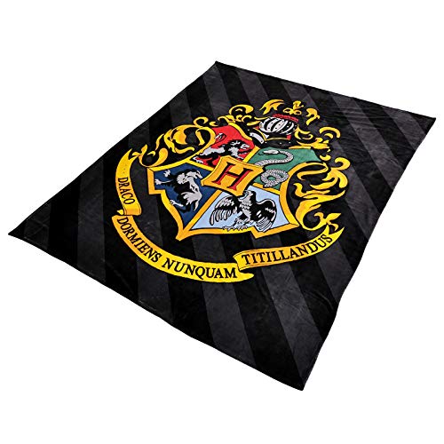Elbenwald Harry Potter Kuscheldecke mit Hogwarts-Wappen Motiv Unisex 180 x 220 cm schwarz Elbenwald Harry Potter Kuscheldecke mit Hogwarts-Wappen Motiv Unisex 180 x 220 cm schwarz von Elbenwald